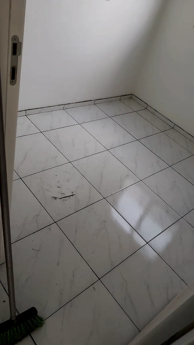 Piso cerâmico instalado em ambiente residencial