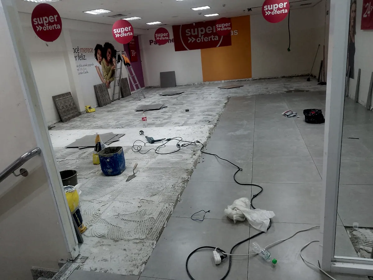Instalação de porcelanato em espaço comercial